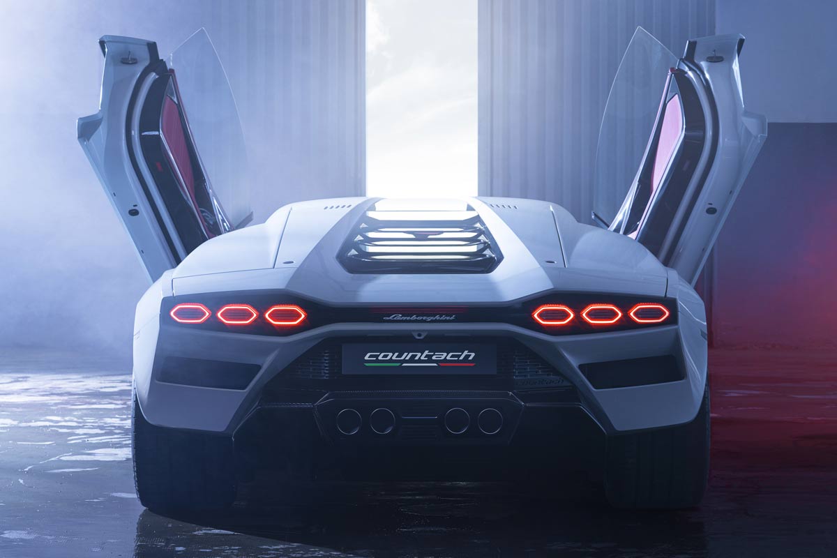 Nuova Lamborghini Countach LPI 800-4 retro e spotelli aperti